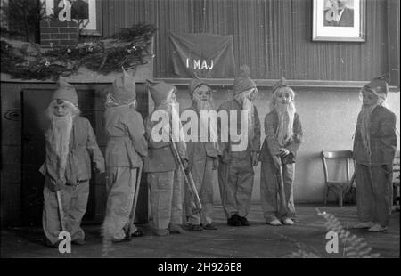 Polska, 1947-05-01. Dzieciêce wystêpy œwietlicowe z okazji Œwiêta pracy - 1 Maja. bb/gr PAP Polen, 1. Mai 1947. Ein Mayday-Fest für Kinder. bb/gr PAP Stockfoto