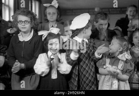 Polska, 1947-05-01. Dzieciêce wystêpy œwietlicowe z okazji Œwiêta pracy - 1 Maja. NZ. dzieciêca publicznoœæ. bb/gr PAP Polen, 1. Mai 1947. Ein Mayday-Fest für Kinder. Im Bild: Das junge Publikum. bb/gr PAP Stockfoto