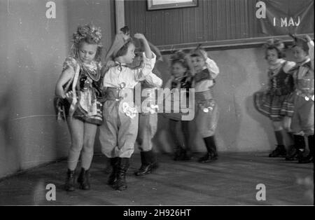 Polska, 1947-05-01. Dzieciêce wystêpy œwietlicowe z okazji Œwiêta pracy - 1 Maja. NZ. grupa dzieci na scenie w strojach krakowskich. bb/gr PAP Polen, 1. Mai 1947. Ein Mayday-Fest für Kinder. Im Bild: Kinder in Krakauer Trachten. bb/gr PAP Stockfoto