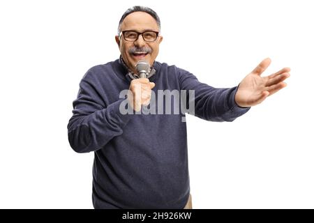 Reifer Mann mit einem Mikrofon singen und lächeln isoliert auf weißem Hintergrund Stockfoto