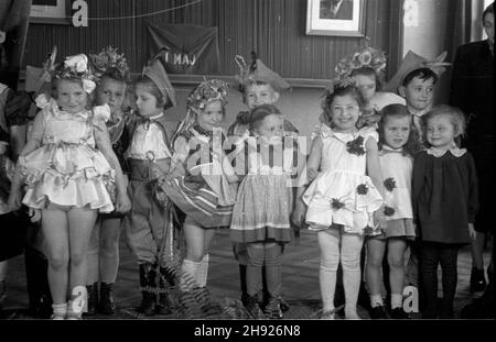 Polska, 1947-05-01. Dzieciêce wystêpy œwietlicowe z okazji Œwiêta pracy - 1 Maja. bb/gr PAP Polen, 1. Mai 1947. Ein Mayday-Fest für Kinder. bb/gr PAP Stockfoto