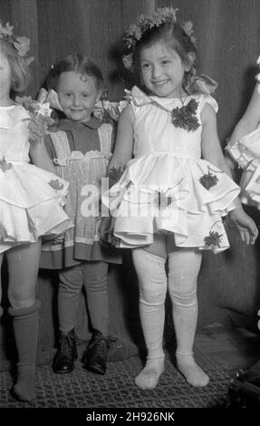 Polska, 1947-05-01. Dzieciêce wystêpy œwietlicowe z okazji Œwiêta pracy - 1 Maja. bb/gr PAP Polen, 1. Mai 1947. Ein Mayday-Fest für Kinder. bb/gr PAP Stockfoto