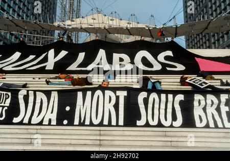 Paris, Frankreich, AIDS-Aktivisten von Act Up Paris, Action Against Big Pharma, in La Défense Business Center, Protest Banner: 'Shame on Labos', AIDS: Death under Licence' Stockfoto