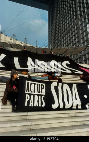 Paris, Frankreich, AIDS-Aktivisten von Act Up Paris, Action Against Big Pharma, im La Défense Business Center, Protest Banner: 'Shame on Labos', AIDS: Todesfälle unter Lizenz' 1990er Jahre Stockfoto