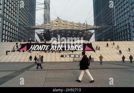 Paris, Frankreich, AIDS-Aktivisten von Act Up Paris, Action Against Big Pharma, in La Défense Business Center, Protest Banner: 'Shame on Labos', AIDS: Death under Licence' Stockfoto