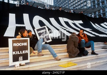 Paris, Frankreich, AIDS-Aktivisten von Act Up Paris, Action Against Big Pharma, in La Défense Business Center, Protest Banner: 'Shame on Labos', AIDS: Death under Licence' Stockfoto