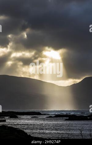 Sonnenstrahlen platzten während eines Gewitters auf dem Wild Atlantic Way in Rosbeg, County Donegal, Irland, durch die Wolken Stockfoto