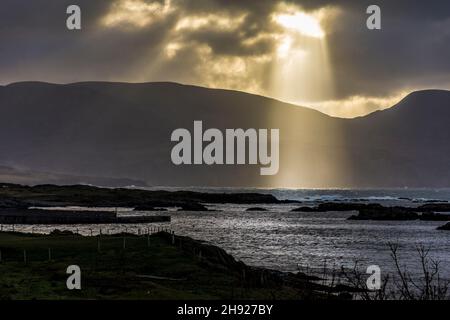 Sonnenstrahlen platzten während eines Gewitters auf dem Wild Atlantic Way in Rosbeg, County Donegal, Irland, durch die Wolken Stockfoto