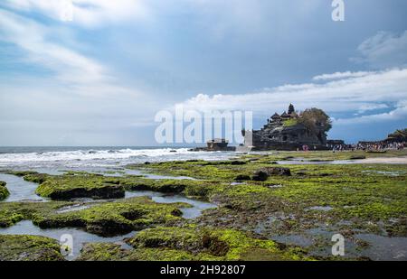 Wolkiger blauer Himmel über dem Meer, aufgenommen von der Küste in Bali, Indonesien Stockfoto