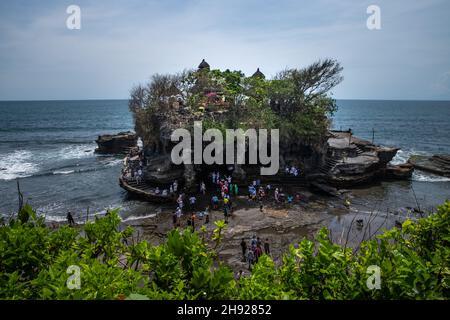 Wolkiger Himmel über dem Tana Lot Tempel und dem Meer in Bali, Indonesien Stockfoto