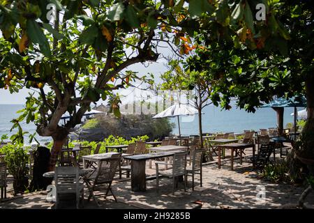 Küstencafe in Bali, Indonesien an einem sonnigen Sommertag Stockfoto
