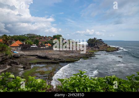 Wolkiger blauer Himmel über dem Meer, aufgenommen von der Küste in Bali, Indonesien Stockfoto