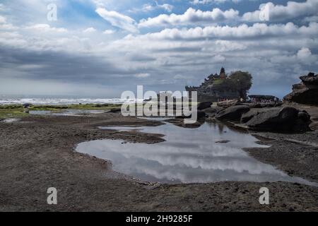 Wolkiger blauer Himmel über dem Meer, aufgenommen von der Küste in Bali, Indonesien Stockfoto