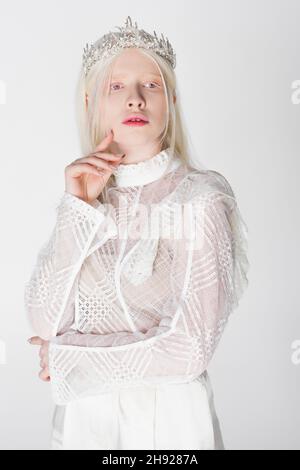 Blonde und Albino Frau in Bluse und Krone isoliert auf weiß Stockfoto