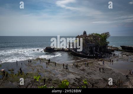 Wolkiger Himmel über dem Tana Lot Tempel und dem Meer in Bali, Indonesien Stockfoto