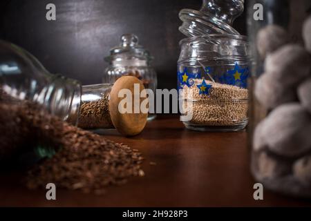 Verschiedene Gewürze in einigen Glasflaschen auf einem Tisch Stockfoto