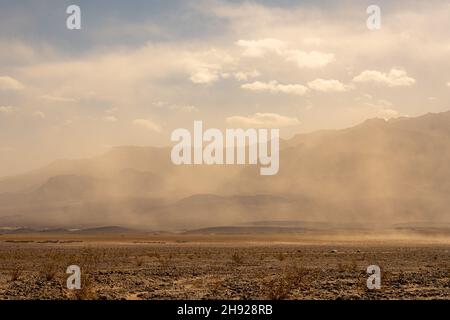 Autos passieren Einen Sandsturm in Devils Cornfield im Death Valley Stockfoto