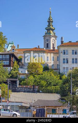 Belgrad, Serbien - 04. Oktober 2021: Wahrzeichen des orthodoxen Kirchturms im alten Belgrad. Stockfoto