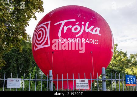 Ballon neben dem Sitz des Programms III des Polnischen Rundfunks und des Polnischen Rundfunks RDC in der Mysliwiecka Straße in Warschau, der Hauptstadt Polens Stockfoto