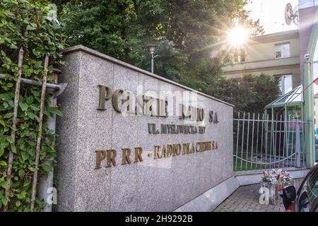 Zeichen auf dem Sitz des Programms III des Polnischen Rundfunks und des Polnischen Rundfunks RDC in der Mysliwiecka Straße in Warschau, der Hauptstadt Polens Stockfoto