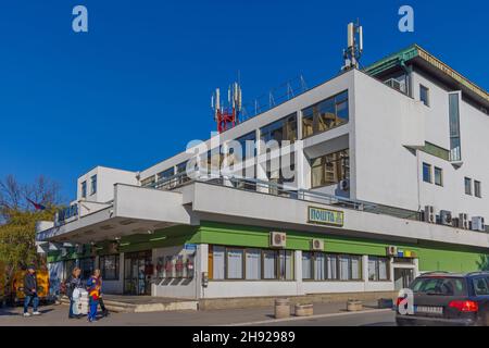 Smederevo, Serbien - 31. Oktober 2021: Hauptpostgebäude in der Stadt Smederevo. Stockfoto