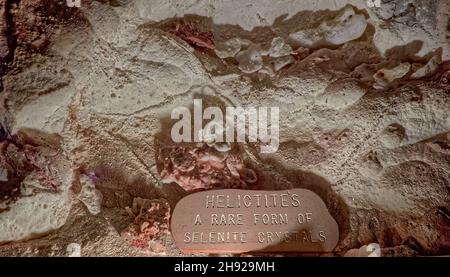 Seltene Form von Selenit, genannt Helictites, innerhalb der Grand Canyon Caverns. Das Hotel liegt in der Nähe von Peach Springs AZ an der historischen Route 66 an der Meilenmarkierung 115. Stockfoto