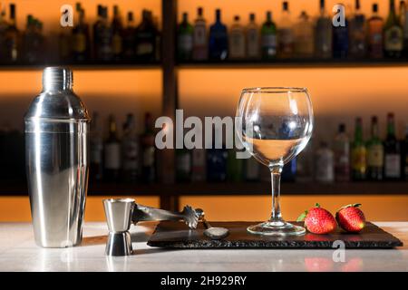 Schöne Aussicht Zusammensetzung mit verschiedenen Bar-Ausrüstung und Stahl-Werkzeuge, die auf Bar-Zähler stehen. Hochwertige Fotos Stockfoto