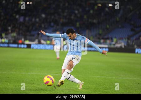 Rom, Italien. 02nd Dez 2021. Italien: Im Stadio Olimpico aus Rom, Latium und Udinese wurden 4-4 für das Spiel der italienischen Serie A 2021-2022 15th in diesem Bild: Pedro (Foto von Paolo Pizzi/Pacific Press) Quelle: Pacific Press Media Production Corp./Alamy Live News Stockfoto