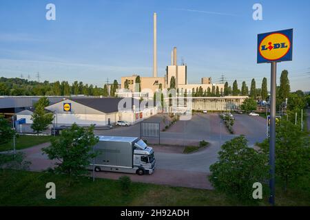 Altbach, Deutschland - 08. Mai 2020: Parkplatz. Lidl ist ein Discounter mit Sitz in Neckarsulm in Baden-Württemberg. Die Therme Altbach / Deizisau Stockfoto