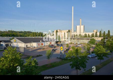 Altbach, Deutschland - 08. Mai 2020: Parkplatz. Lidl ist ein Discounter mit Sitz in Neckarsulm in Baden-Württemberg. Die Therme Altbach / Deizisau Stockfoto