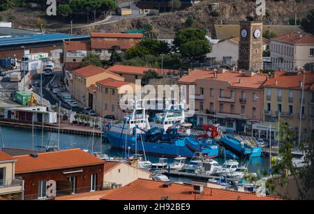 Luftaufnahme von Port Vendres Stadt mit seiner Kirche und Trawler am Dock, Mittelmeer, Roussillon, Pyrenees Orientales, Vermilion Küste, Frankreich Stockfoto