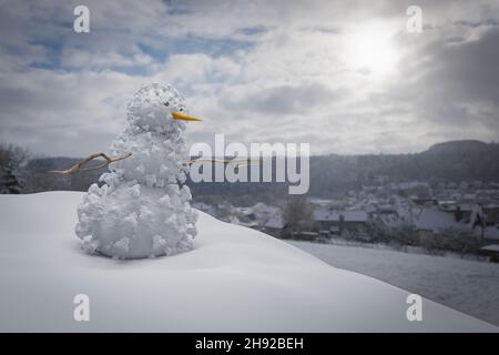 Coronavirus im Winter, Viruszelle im Schnee zur Weihnachtszeit, 3D Illustration Stockfoto