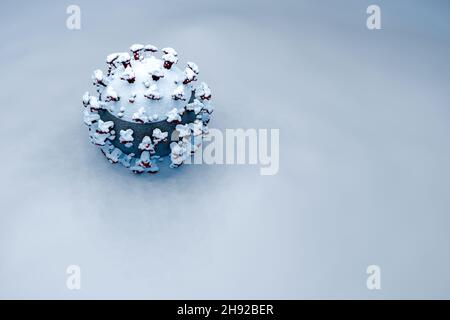 Coronavirus im Winter, Viruszelle im Schnee zur Weihnachtszeit, 3D Illustration Stockfoto