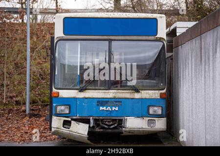 Paderborn Lippstadt, Deutschland. 03rd Dez 2021. Auf einem Parkplatz steht ein baufälliger Bus. Quelle: Lino Mirgeler/dpa/Alamy Live News Stockfoto