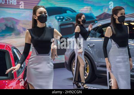 Nonthaburi, Thailand. 03rd Dez 2021. Modelle mit Gesichtsmasken posieren für ein Foto auf der Motor Expo.die 38th Thailand International Motor Expo 2021 vom 1. Dezember 2021 bis 12. Dezember, 2021 mit 32 Automarken und 12 Motorradmarken sowie Elektrofahrzeugen, die gehalten wurden, um den Gesamtumsatz zu steigern und die Automobilindustrie nach der durch die anhaltende COVID-19-Pandemie verursachten Konjunkturverlangsamung wieder in den Handel zu bringen. Kredit: SOPA Images Limited/Alamy Live Nachrichten Stockfoto