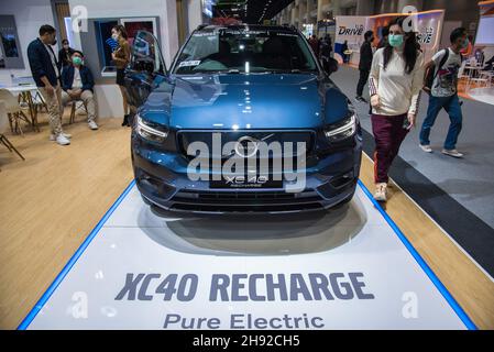 Nonthaburi, Thailand. 03rd Dez 2021. Ein Besucher sah, wie er in der Nähe eines Autos mit dem Aufladevorgang „Volvo XC40 Rechar“ ging, das während der Motor Expo ausgestellt wurde.die 38th Thailand International Motor Expo 2021 fand vom 1. Dezember 2021 bis zum 12. Dezember statt. 2021 mit 32 Automarken und 12 Motorradmarken sowie Elektrofahrzeugen, die gehalten wurden, um den Gesamtumsatz zu steigern und die Automobilindustrie nach der durch die anhaltende COVID-19-Pandemie verursachten Konjunkturverlangsamung wieder in den Handel zu bringen. Kredit: SOPA Images Limited/Alamy Live Nachrichten Stockfoto