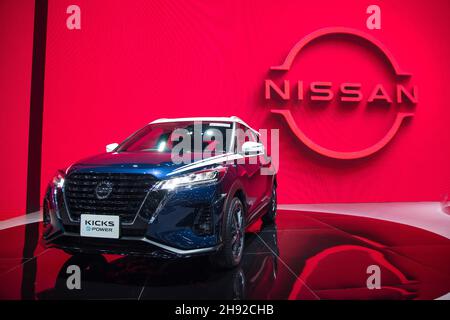 Nonthaburi, Thailand. 03rd Dez 2021. Ein „Nissan KICKS e-Power“-Auto, das auf der Motor Expo ausgestellt wurde.die Thailand International Motor Expo 2021 38th, die vom 1. Dezember 2021 bis zum 12. Dezember stattfand, 2021 mit 32 Automarken und 12 Motorradmarken sowie Elektrofahrzeugen, die gehalten wurden, um den Gesamtumsatz zu steigern und die Automobilindustrie nach der durch die anhaltende COVID-19-Pandemie verursachten Konjunkturverlangsamung wieder in den Handel zu bringen. Kredit: SOPA Images Limited/Alamy Live Nachrichten Stockfoto