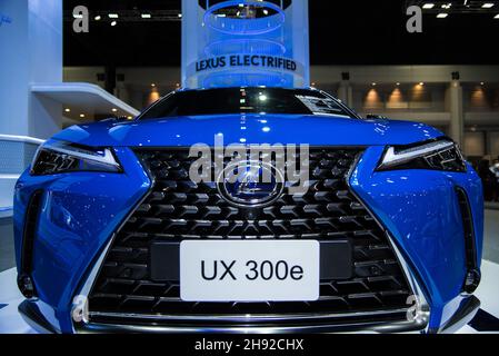 Nonthaburi, Thailand. 03rd Dez 2021. Ein „Lexus UX 300E“-Fahrzeug, das auf der Motor Expo zu sehen war. Die Thailand International Motor Expo 2021, die vom 1. Dezember 2021 bis zum 12. Dezember 38th stattfand, 2021 mit 32 Automarken und 12 Motorradmarken sowie Elektrofahrzeugen, die gehalten wurden, um den Gesamtumsatz zu steigern und die Automobilindustrie nach der durch die anhaltende COVID-19-Pandemie verursachten Konjunkturverlangsamung wieder in den Handel zu bringen. Kredit: SOPA Images Limited/Alamy Live Nachrichten Stockfoto