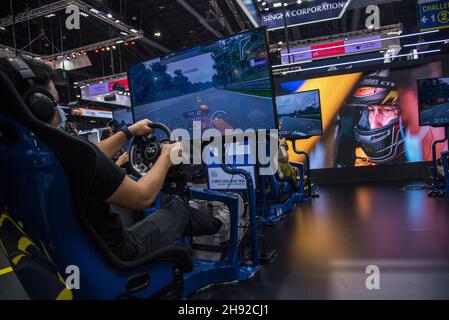 Nonthaburi, Thailand. 03rd Dez 2021. Ein Besucher sah, wie er einen Rennsimulator auf der Motor Expo spielte.die Thailand International Motor Expo 2021 38th, die vom 1. Dezember 2021 bis zum 12. Dezember stattfand, 2021 mit 32 Automarken und 12 Motorradmarken sowie Elektrofahrzeugen, die gehalten wurden, um den Gesamtumsatz zu steigern und die Automobilindustrie nach der durch die anhaltende COVID-19-Pandemie verursachten Konjunkturverlangsamung wieder in den Handel zu bringen. Kredit: SOPA Images Limited/Alamy Live Nachrichten Stockfoto