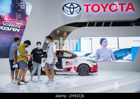 Nonthaburi, Thailand. 03rd Dez 2021. Besucher sahen sich während der Motor Expo am TOYOTA-Stand stehen.die Thailand International Motor Expo 2021 38th, die vom 1. Dezember 2021 bis zum 12. Dezember stattfand, 2021 mit 32 Automarken und 12 Motorradmarken sowie Elektrofahrzeugen, die gehalten wurden, um den Gesamtumsatz zu steigern und die Automobilindustrie nach der durch die anhaltende COVID-19-Pandemie verursachten Konjunkturverlangsamung wieder in den Handel zu bringen. Kredit: SOPA Images Limited/Alamy Live Nachrichten Stockfoto