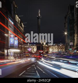 Nachtverkehr um den Trafalgar Square während der Festtage in London. Stockfoto