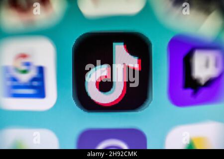 In dieser Abbildung wird eine Nahaufnahme eines TikTok-App-Symbols auf einem Smartphone-Bildschirm angezeigt. Stockfoto