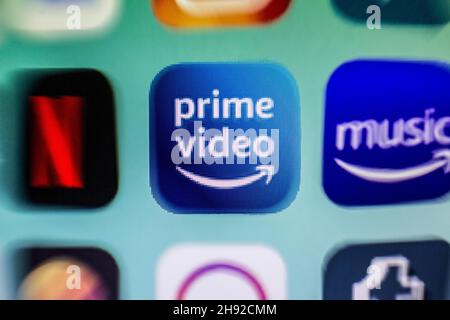 In dieser Abbildung sehen Sie eine Nahaufnahme eines Amazon Prime Video App-Symbols, das auf einem Smartphone-Bildschirm angezeigt wird. Stockfoto