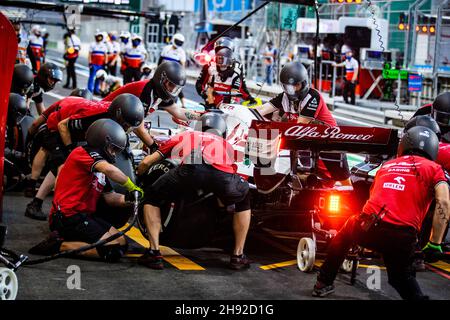 Dschidda, Saudi-Arabien. 03rd Dez, 2021. pitstop Practice 07 RÄIKKÖNEN Kimi (FIN), Alfa Romeo Racing ORLEN C41, Aktion während des Formel 1 stc Saudi Arabian Grand Prix 2021, 21th Lauf der FIA Formel 1 Weltmeisterschaft 2021 vom 3. Bis 5. Dezember 2021 auf dem Jeddah Corniche Circuit, in Jeddah, Saudi-Arabien - Foto: Antonin Vincent/DPPI/LiveMedia Kredit: Unabhängige Fotoagentur/Alamy Live News Stockfoto