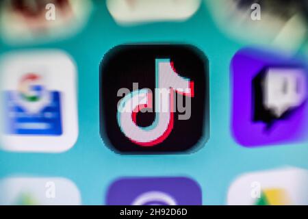 Spanien. 03rd Dez 2021. In dieser Abbildung wird eine Nahaufnahme eines TikTok-App-Symbols auf einem Smartphone-Bildschirm angezeigt. (Foto von Thiago Prudencio/SOPA Images/Sipa USA) Quelle: SIPA USA/Alamy Live News Stockfoto