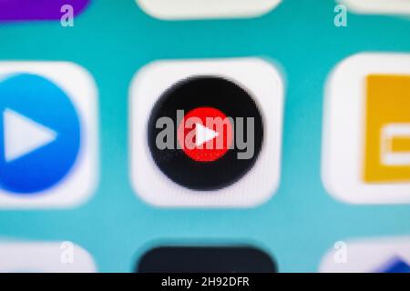 Spanien. 24th. November 2021. In dieser Abbildung wird eine Nahaufnahme eines YouTube Premium App-Symbols auf einem Smartphone-Bildschirm angezeigt. (Bild: © Thiago Prudencio/SOPA Images via ZUMA Press Wire) Stockfoto