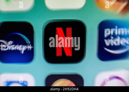 Spanien. 3rd Dez 2021. In dieser Abbildung sehen Sie eine Nahaufnahme eines Netflix-App-Symbols, das auf einem Smartphone-Bildschirm angezeigt wird. (Bild: © Thiago Prudencio/SOPA Images via ZUMA Press Wire) Stockfoto