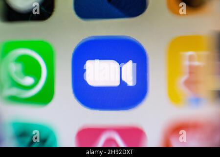 Spanien. 3rd Dez 2021. In dieser Abbildung wird eine Nahaufnahme eines Zoom Meetings App-Symbols auf einem Smartphone-Bildschirm angezeigt. (Bild: © Thiago Prudencio/SOPA Images via ZUMA Press Wire) Bild: ZUMA Press, Inc./Alamy Live News Stockfoto