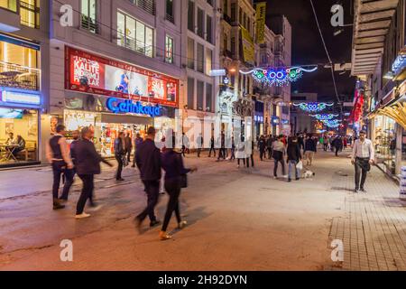 ISTANBUL, TÜRKEI - 30. APRIL 2017: Menschen gehen auf der Istiklal Straße in Istanbul. Stockfoto