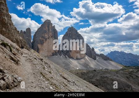 Wunderschöne Sommerlandschaft im Nationalpark Tre Cime di Lavaredo in den italienischen Dolomiten. Stockfoto